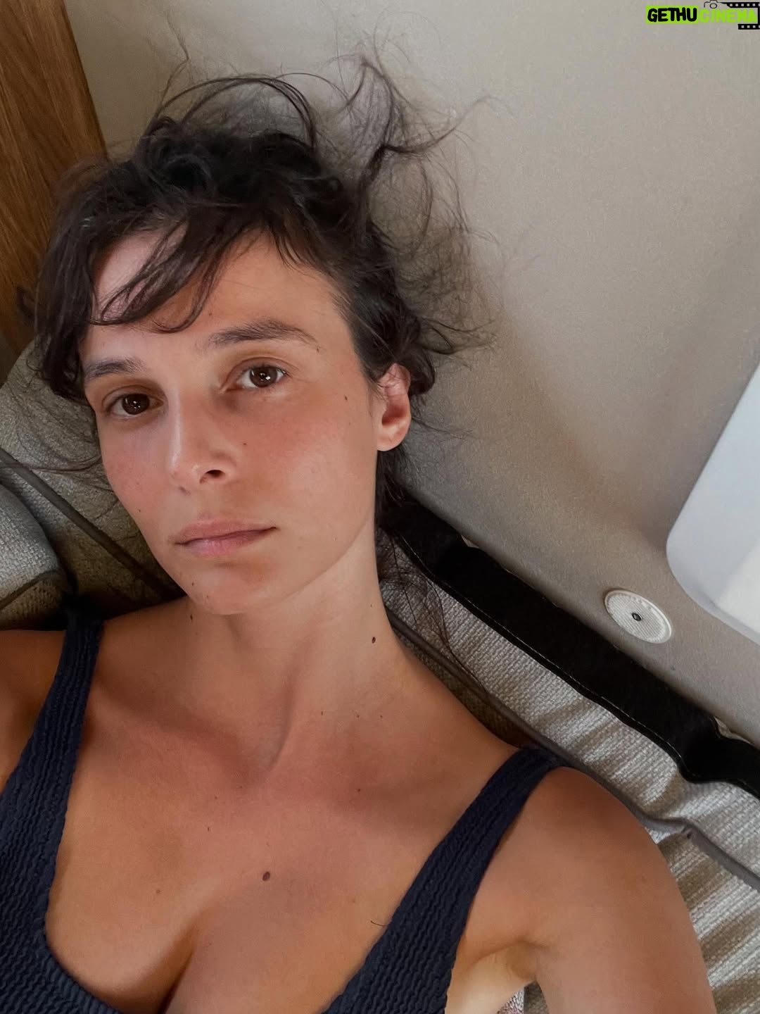 Büşra Develi - 59.6K Likes - Doğum günümü kutlayan,güzel dileklerini ileten herkese çok teşekkür ederim.Sizi çok seviyorum 🤍  Ayrıca 32’den bildiriyorum: 20’lerden çooook daha iyi. Yani hepimiz sakin olabiliriz.🫠 (son fotoğrafın kusuruna bakmayın)