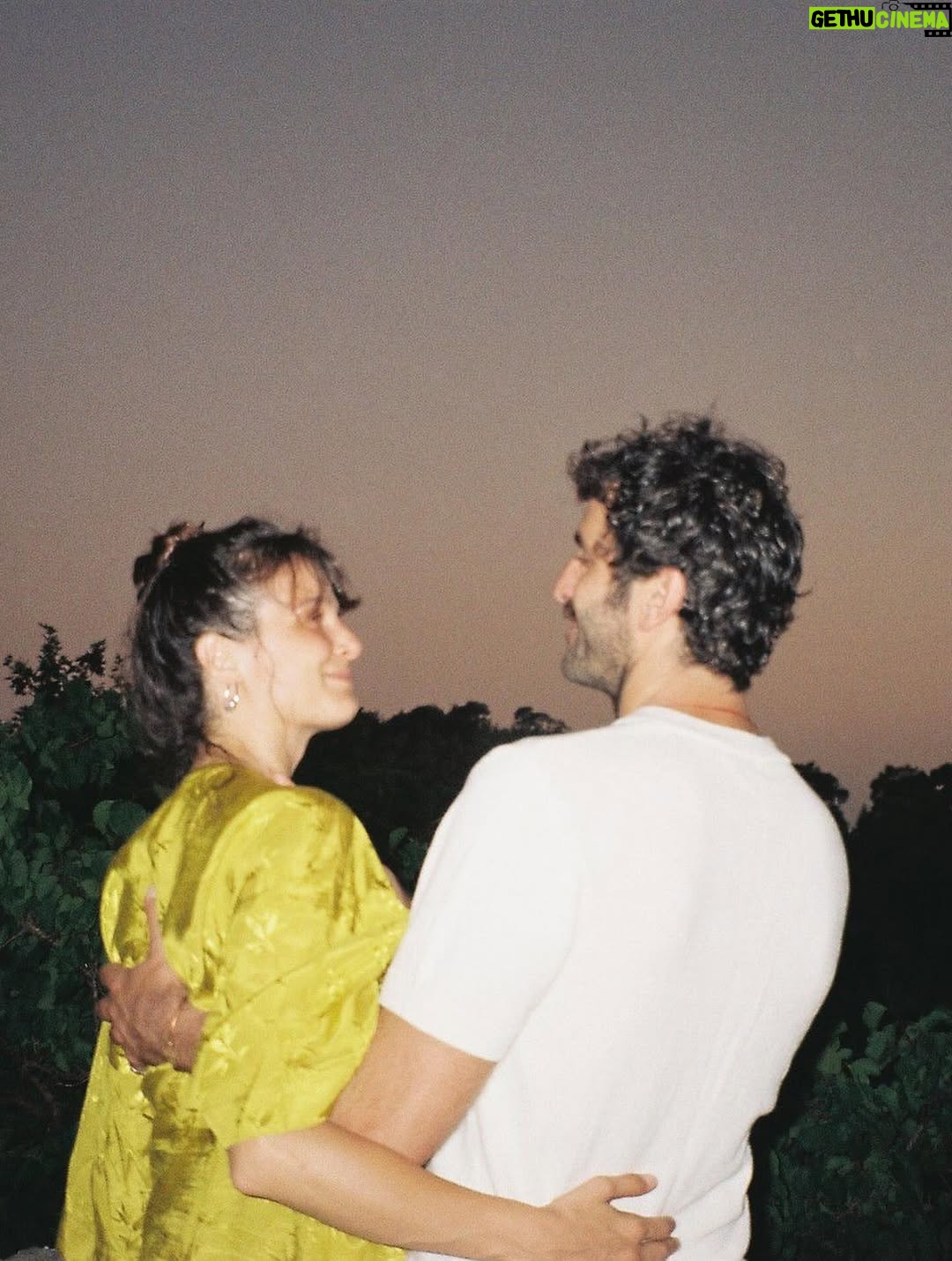 Büşra Develi - 59.6K Likes - Doğum günümü kutlayan,güzel dileklerini ileten herkese çok teşekkür ederim.Sizi çok seviyorum 🤍  Ayrıca 32’den bildiriyorum: 20’lerden çooook daha iyi. Yani hepimiz sakin olabiliriz.🫠 (son fotoğrafın kusuruna bakmayın)