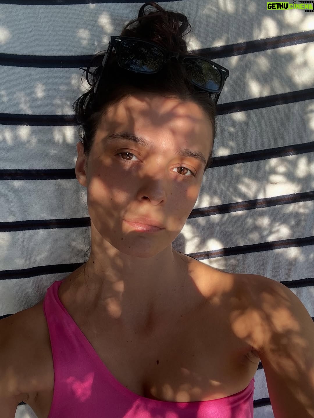 Büşra Develi - 59.6K Likes - Doğum günümü kutlayan,güzel dileklerini ileten herkese çok teşekkür ederim.Sizi çok seviyorum 🤍  Ayrıca 32’den bildiriyorum: 20’lerden çooook daha iyi. Yani hepimiz sakin olabiliriz.🫠 (son fotoğrafın kusuruna bakmayın)