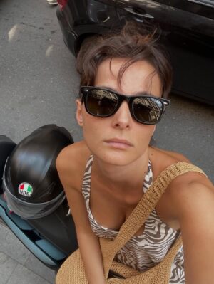 Büşra Develi Instagram - Doğum günümü kutlayan,güzel dileklerini ileten herkese çok teşekkür ederim.Sizi çok seviyorum 🤍  Ayrıca 32’den bildiriyorum: 20’lerden çooook daha iyi. Yani hepimiz sakin olabiliriz.🫠 (son fotoğrafın kusuruna bakmayın)