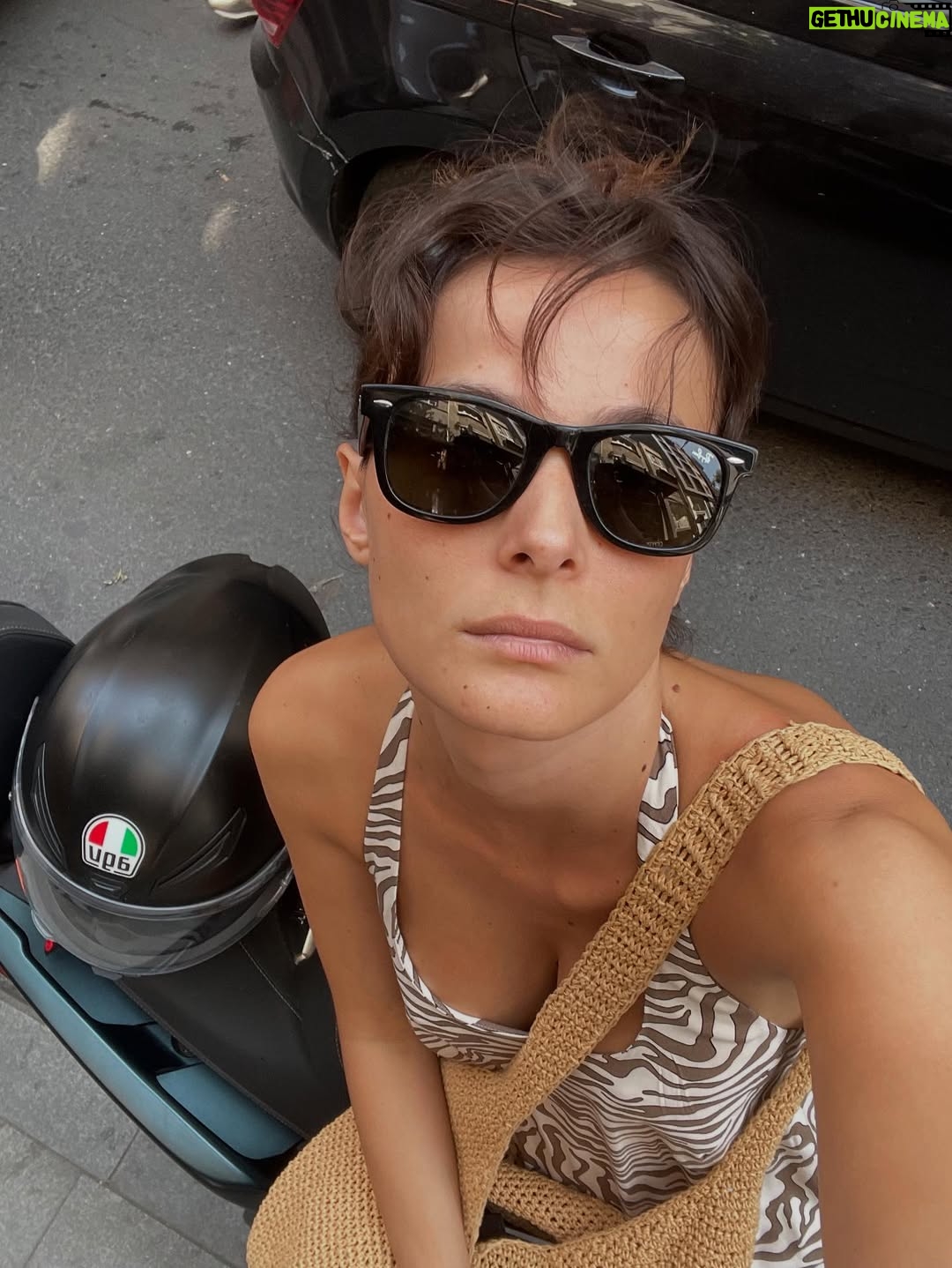 Büşra Develi - 59.6K Likes - Doğum günümü kutlayan,güzel dileklerini ileten herkese çok teşekkür ederim.Sizi çok seviyorum 🤍  Ayrıca 32’den bildiriyorum: 20’lerden çooook daha iyi. Yani hepimiz sakin olabiliriz.🫠 (son fotoğrafın kusuruna bakmayın)