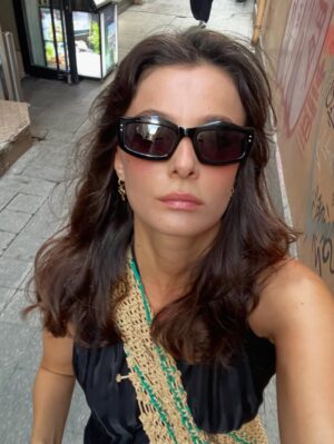 Büşra Develi Instagram - Doğum günümü kutlayan,güzel dileklerini ileten herkese çok teşekkür ederim.Sizi çok seviyorum 🤍  Ayrıca 32’den bildiriyorum: 20’lerden çooook daha iyi. Yani hepimiz sakin olabiliriz.🫠 (son fotoğrafın kusuruna bakmayın)
