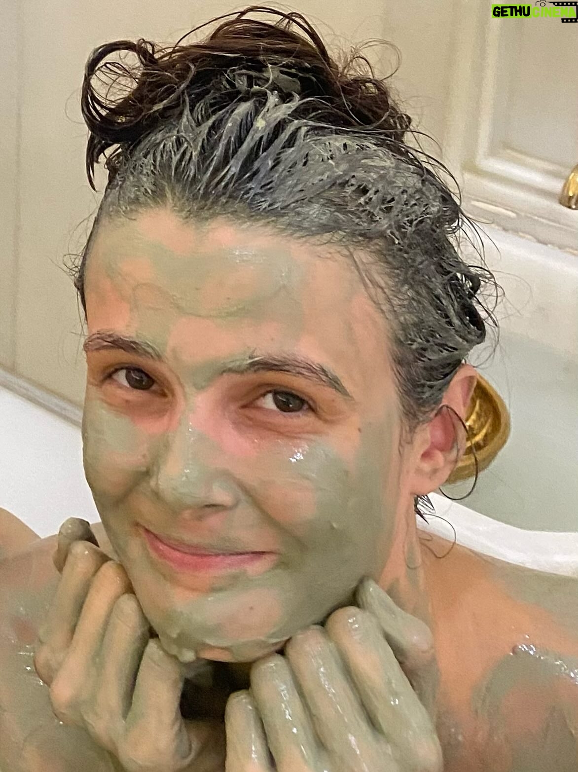 Büşra Develi - 59.6K Likes - Doğum günümü kutlayan,güzel dileklerini ileten herkese çok teşekkür ederim.Sizi çok seviyorum 🤍  Ayrıca 32’den bildiriyorum: 20’lerden çooook daha iyi. Yani hepimiz sakin olabiliriz.🫠 (son fotoğrafın kusuruna bakmayın)
