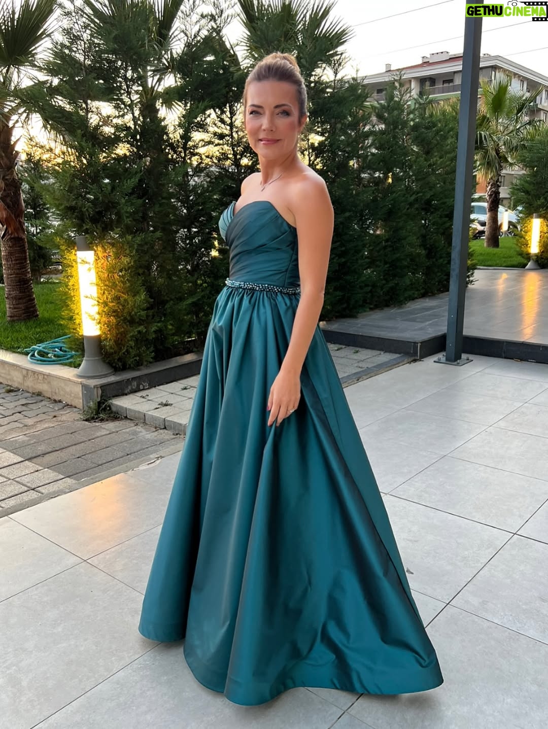 Burcu Kara - 21.6K Likes - Hem mutlu,hem duygusal bir gece.Nicelerine.🙏🏼🥹❤️💍