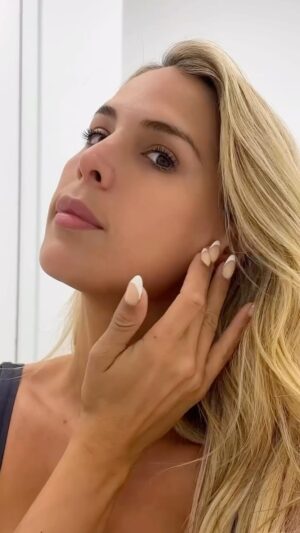 Carmen Carrera Instagram - What’s one of my best kept beauty secrets? It has to be this under eye dark circle treatment with @simonourianmd1 🩵 when it comes to beauty procedures and preventative maintenance, I stick to what I know that works. If you’ve been following me for a while, you would know that this procedure is something that I do every 2 years. If you have trouble with dark circles around your eyes, I suggest you check out @simonourianmd1 for this quick procedure with zero to minimal social downtime! ☺️🫰💗😘
