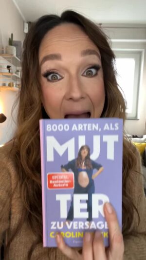 Carolin Kebekus Instagram - Mein neues Baby ist da! 💜 ab jetzt vorbestellbar in allen Buchhandlungen eurer Wahl und ab 06.11. überall im Handel!