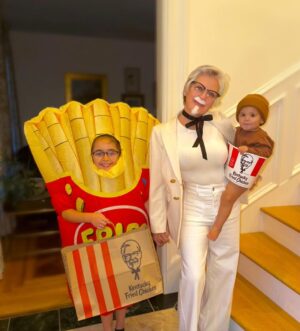 Caroline Manzo Instagram - My little “5” piece nugget and my small fry. ❤️🩵🩷 @laurenmanzo @chelseajmanzo @albiemanzo @kfc