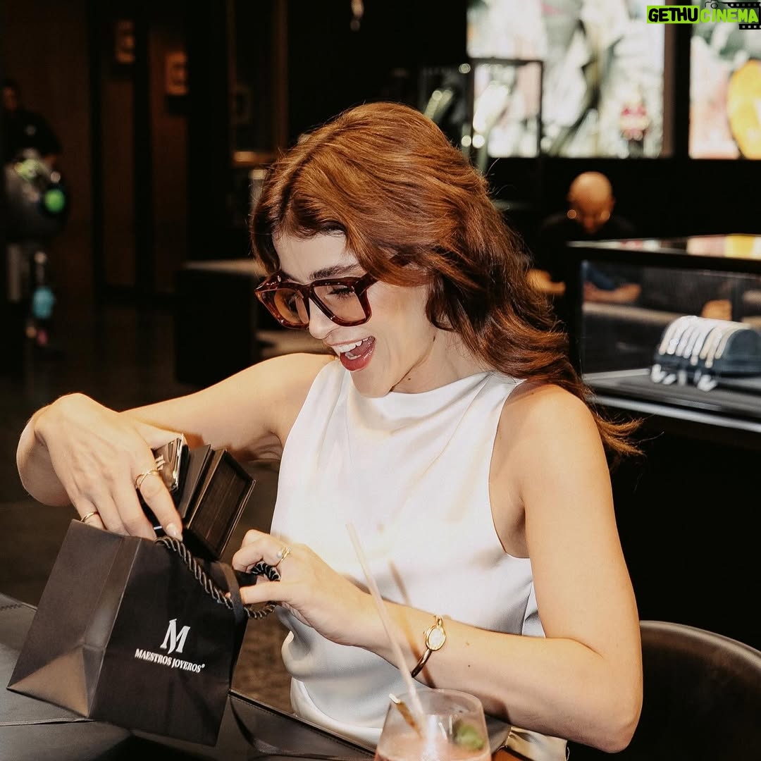 Cassandra Sánchez Navarro - 48.1K Likes - ✨ Cambio de look y un día lleno de momentos especiales ✨
Primero, una visita con mis amigos de @maestrosjoyeros que me sorprendieron con un regalito muy especial. Nací en julio y mi piedra es el rubí ❤️ así que no pude resistirme a escoger un detalle con ella.
Después, celebramos los 100 años de un perfume icónico, una verdadera historia de amor hecha aroma. Me enamoré por completo ✨ 
Y para cerrar con broche de oro, la apertura de la nueva tienda de @maccosmetics_mex en #Antara 💄 ¡Felicidades a todo el equipo por la primera flagship store en LATAM! Yo digo que quizá no hayas encontrado tu match, pero con los 56 tonos de base, en MAC seguro encuentras el tuyo! ✨