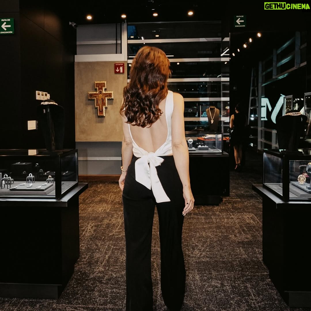 Cassandra Sánchez Navarro - 48.1K Likes - ✨ Cambio de look y un día lleno de momentos especiales ✨
Primero, una visita con mis amigos de @maestrosjoyeros que me sorprendieron con un regalito muy especial. Nací en julio y mi piedra es el rubí ❤️ así que no pude resistirme a escoger un detalle con ella.
Después, celebramos los 100 años de un perfume icónico, una verdadera historia de amor hecha aroma. Me enamoré por completo ✨ 
Y para cerrar con broche de oro, la apertura de la nueva tienda de @maccosmetics_mex en #Antara 💄 ¡Felicidades a todo el equipo por la primera flagship store en LATAM! Yo digo que quizá no hayas encontrado tu match, pero con los 56 tonos de base, en MAC seguro encuentras el tuyo! ✨