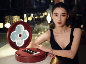 Cecilia Cheung Instagram - 优雅之色，一抹檀红💄
#PatMcGrath #LVBeauty @louisvuitton