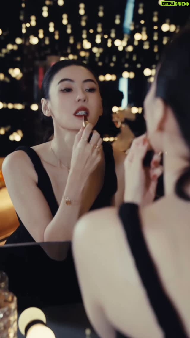 Cecilia Cheung - 26.1K Likes - 优雅之色，一抹檀红💄
#PatMcGrath #LVBeauty @louisvuitton