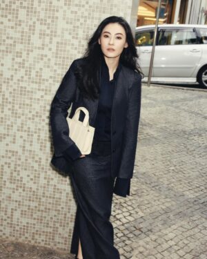 Cecilia Cheung Instagram - 一抹玲珑如月，经典绽出新芒✨#MaxMaraWhitneyBag 十周年，浅色演绎永恒。@maxmara #adv