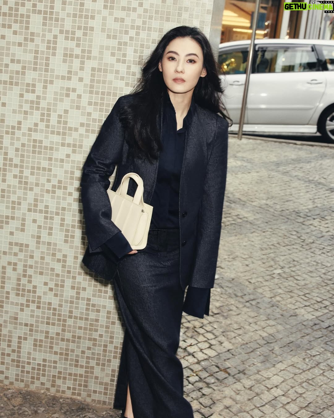 Cecilia Cheung - 36.9K Likes - 一抹玲珑如月，经典绽出新芒✨#MaxMaraWhitneyBag 十周年，浅色演绎永恒。@maxmara #adv