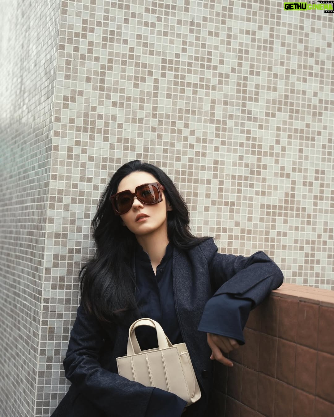 Cecilia Cheung - 36.9K Likes - 一抹玲珑如月，经典绽出新芒✨#MaxMaraWhitneyBag 十周年，浅色演绎永恒。@maxmara #adv