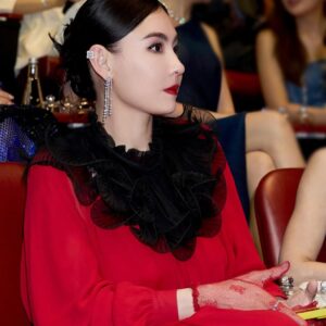 Cecilia Cheung Instagram - 水幕流光溢，光影躍動璀璨綺夢，5用9日公演，與我共啓水舞間幻境新章吧！

@HouseOfDancingWater @CityofDreamsMacau
#一生必看的水上匯演 #澳門水舞間新章揭幕紅毯 #水舞間 #新濠天地