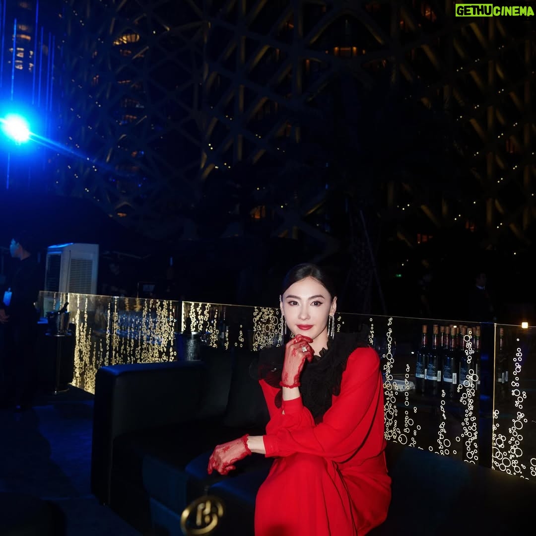 Cecilia Cheung - 47.1K Likes - 水幕流光溢，光影躍動璀璨綺夢，5用9日公演，與我共啓水舞間幻境新章吧！

@HouseOfDancingWater @CityofDreamsMacau
#一生必看的水上匯演 #澳門水舞間新章揭幕紅毯 #水舞間 #新濠天地
