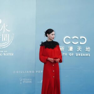Cecilia Cheung Instagram - 水幕流光溢，光影躍動璀璨綺夢，5用9日公演，與我共啓水舞間幻境新章吧！

@HouseOfDancingWater @CityofDreamsMacau
#一生必看的水上匯演 #澳門水舞間新章揭幕紅毯 #水舞間 #新濠天地