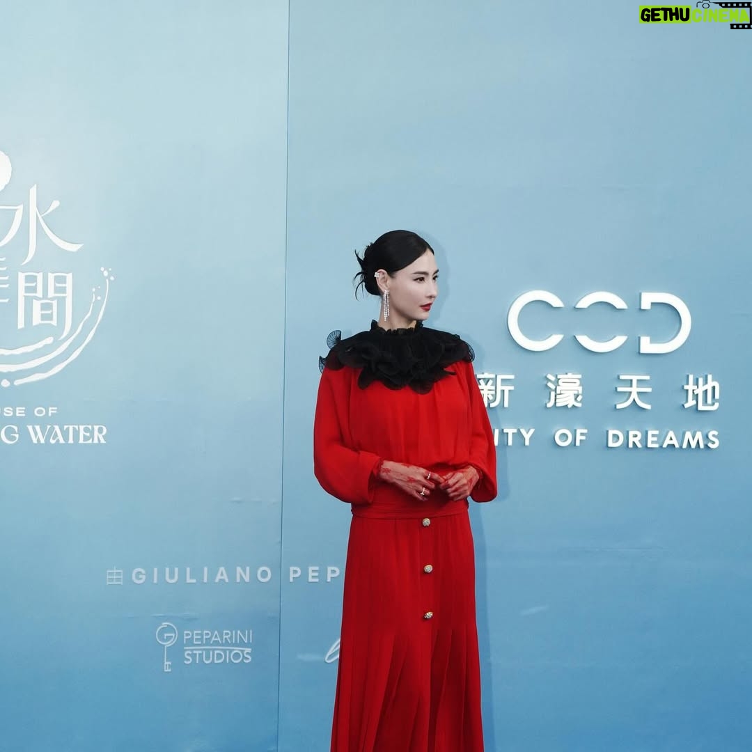 Cecilia Cheung - 47.1K Likes - 水幕流光溢，光影躍動璀璨綺夢，5用9日公演，與我共啓水舞間幻境新章吧！

@HouseOfDancingWater @CityofDreamsMacau
#一生必看的水上匯演 #澳門水舞間新章揭幕紅毯 #水舞間 #新濠天地