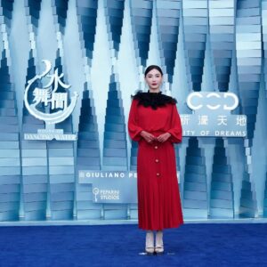 Cecilia Cheung Instagram - 水幕流光溢，光影躍動璀璨綺夢，5用9日公演，與我共啓水舞間幻境新章吧！

@HouseOfDancingWater @CityofDreamsMacau
#一生必看的水上匯演 #澳門水舞間新章揭幕紅毯 #水舞間 #新濠天地