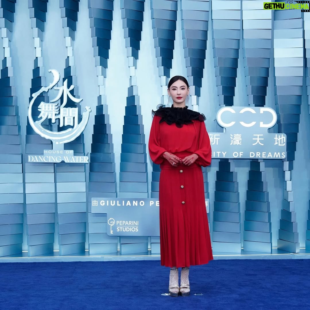 Cecilia Cheung - 47.1K Likes - 水幕流光溢，光影躍動璀璨綺夢，5用9日公演，與我共啓水舞間幻境新章吧！

@HouseOfDancingWater @CityofDreamsMacau
#一生必看的水上匯演 #澳門水舞間新章揭幕紅毯 #水舞間 #新濠天地