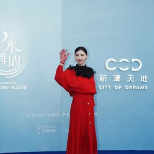Cecilia Cheung Instagram - 水幕流光溢，光影躍動璀璨綺夢，5用9日公演，與我共啓水舞間幻境新章吧！

@HouseOfDancingWater @CityofDreamsMacau
#一生必看的水上匯演 #澳門水舞間新章揭幕紅毯 #水舞間 #新濠天地