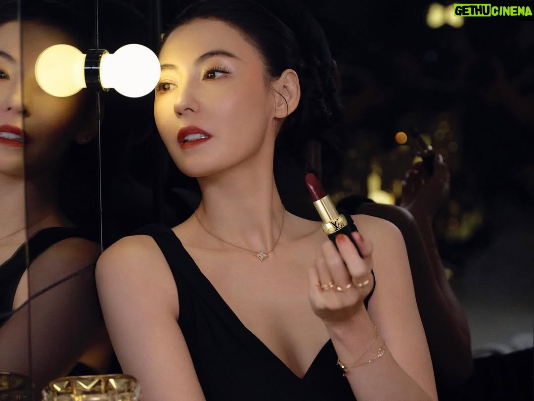 Cecilia Cheung - 28.9K Likes - 优雅之色，一抹檀红💄
#PatMcGrath #LVBeauty @louisvuitton