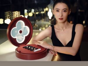 Cecilia Cheung Instagram - 优雅之色，一抹檀红💄
#PatMcGrath #LVBeauty @louisvuitton