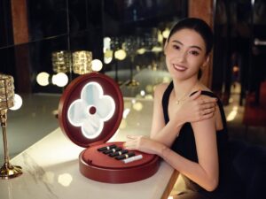Cecilia Cheung Instagram - 优雅之色，一抹檀红💄
#PatMcGrath #LVBeauty @louisvuitton