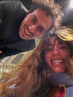 Ceren Moray Instagram - Güneş güzel batıyordu, bizimkiler sürpriz yaptı, bürokrasi (@merikkeskin 🙈)yardım etti, helin el attı, kızlar maske getirdi, kral hadi dedi 2 günde diğer faza geçiş yaptık. Tebrik eden, neşemize ve umudumuza ortak olan herkese çok teşekkürler. Darısı başınıza kardeşim🤍.