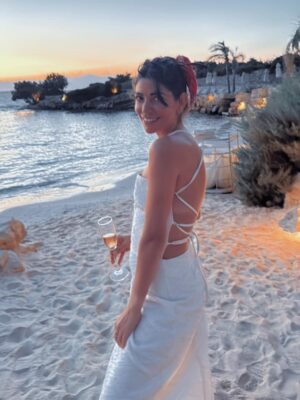 Ceren Moray Instagram - Güneş güzel batıyordu, bizimkiler sürpriz yaptı, bürokrasi (@merikkeskin 🙈)yardım etti, helin el attı, kızlar maske getirdi, kral hadi dedi 2 günde diğer faza geçiş yaptık. Tebrik eden, neşemize ve umudumuza ortak olan herkese çok teşekkürler. Darısı başınıza kardeşim🤍.