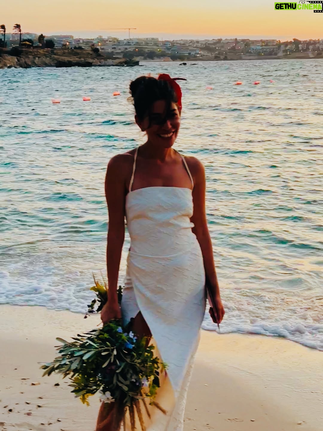 Ceren Moray - 36.6K Likes - Güneş güzel batıyordu, bizimkiler sürpriz yaptı, bürokrasi (@merikkeskin 🙈)yardım etti, helin el attı, kızlar maske getirdi, kral hadi dedi 2 günde diğer faza geçiş yaptık. Tebrik eden, neşemize ve umudumuza ortak olan herkese çok teşekkürler. Darısı başınıza kardeşim🤍.