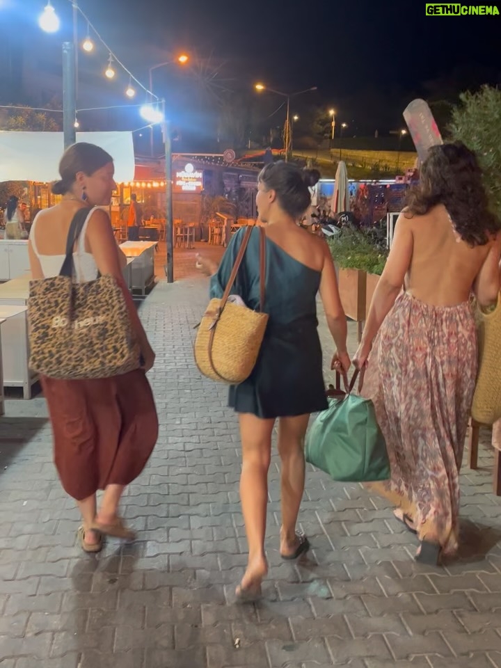 Ceren Moray - 36.6K Likes - Güneş güzel batıyordu, bizimkiler sürpriz yaptı, bürokrasi (@merikkeskin 🙈)yardım etti, helin el attı, kızlar maske getirdi, kral hadi dedi 2 günde diğer faza geçiş yaptık. Tebrik eden, neşemize ve umudumuza ortak olan herkese çok teşekkürler. Darısı başınıza kardeşim🤍.