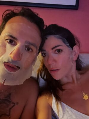Ceren Moray Instagram - Güneş güzel batıyordu, bizimkiler sürpriz yaptı, bürokrasi (@merikkeskin 🙈)yardım etti, helin el attı, kızlar maske getirdi, kral hadi dedi 2 günde diğer faza geçiş yaptık. Tebrik eden, neşemize ve umudumuza ortak olan herkese çok teşekkürler. Darısı başınıza kardeşim🤍.