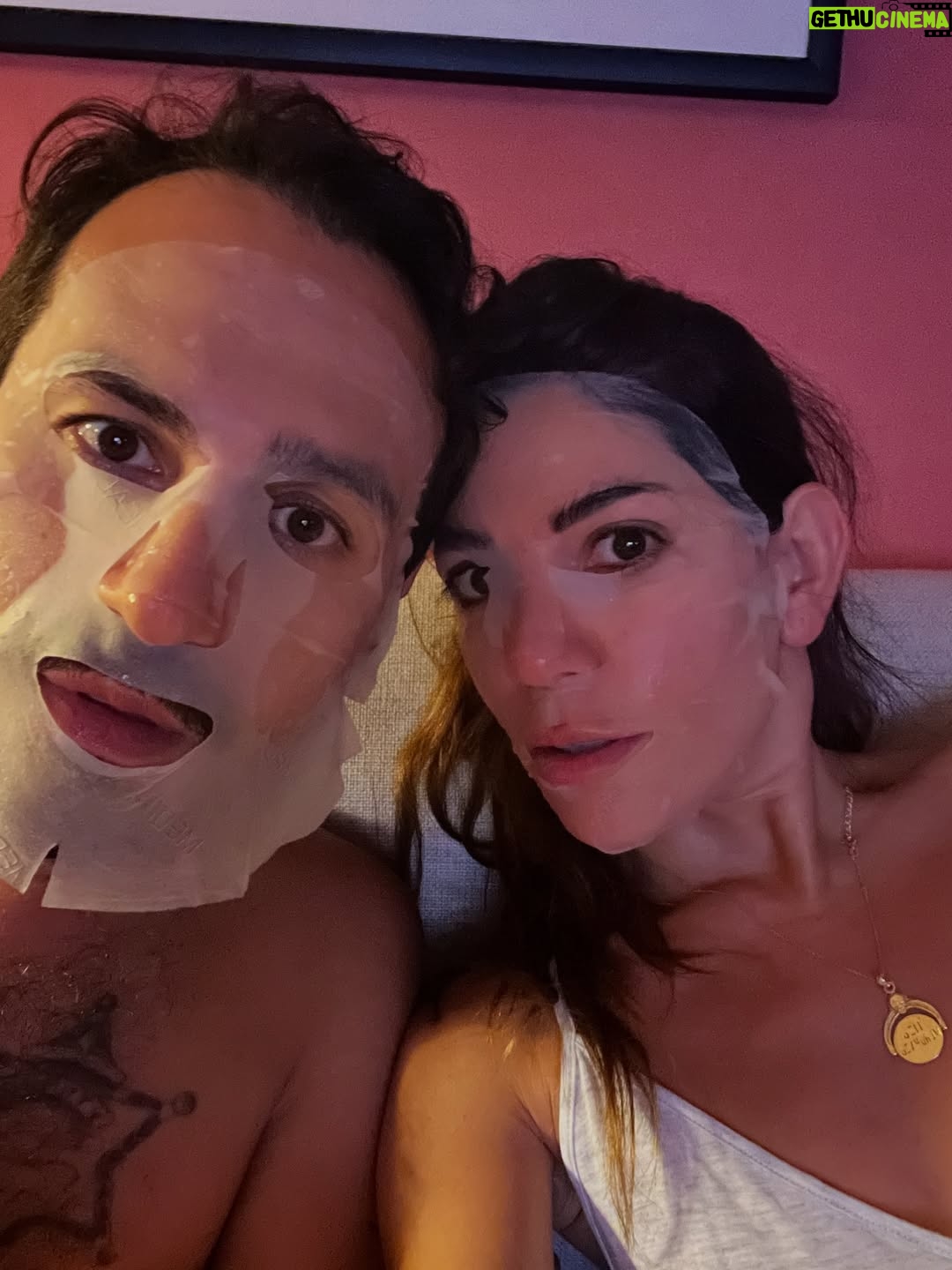 Ceren Moray - 36.6K Likes - Güneş güzel batıyordu, bizimkiler sürpriz yaptı, bürokrasi (@merikkeskin 🙈)yardım etti, helin el attı, kızlar maske getirdi, kral hadi dedi 2 günde diğer faza geçiş yaptık. Tebrik eden, neşemize ve umudumuza ortak olan herkese çok teşekkürler. Darısı başınıza kardeşim🤍.
