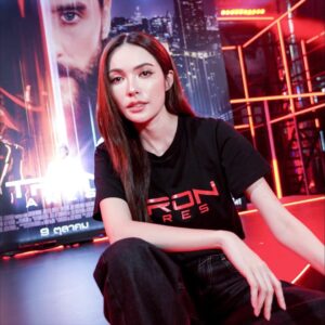 Charlotte Austin Instagram - Tron: Ares เข้าฉายแล้ว ใครชอบแนวโลกมัลติเวิร์ส แอคชั่น โลกอนาคต ห้ามพลาด!! สนุกมาก ฉาก CG อลังการสุดๆ แต่ต้องดูที่ @majorgroup แสง สี เสียง คือคุ้ม เหมือนหลุดเข้าไปในหนัง 

ไปดูมาแล้วรีวิวกันด้วยนะ ส่วนตัวชอบมาก ((ขอบคุณทุกคนที่มาดูหนังด้วยกันนะคะ))

Tron: Ares ทรอน:แอรีส วันนี้ในโรงภาพยนตร์เท่านั้น และเต็มตายิ่งกว่าในระบบ IMAX
#TronAresTH #ทรอนแอรีส @disneystudiosth @majorgroup