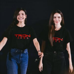 Charlotte Austin Instagram - Tron: Ares เข้าฉายแล้ว ใครชอบแนวโลกมัลติเวิร์ส แอคชั่น โลกอนาคต ห้ามพลาด!! สนุกมาก ฉาก CG อลังการสุดๆ แต่ต้องดูที่ @majorgroup แสง สี เสียง คือคุ้ม เหมือนหลุดเข้าไปในหนัง 

ไปดูมาแล้วรีวิวกันด้วยนะ ส่วนตัวชอบมาก ((ขอบคุณทุกคนที่มาดูหนังด้วยกันนะคะ))

Tron: Ares ทรอน:แอรีส วันนี้ในโรงภาพยนตร์เท่านั้น และเต็มตายิ่งกว่าในระบบ IMAX
#TronAresTH #ทรอนแอรีส @disneystudiosth @majorgroup
