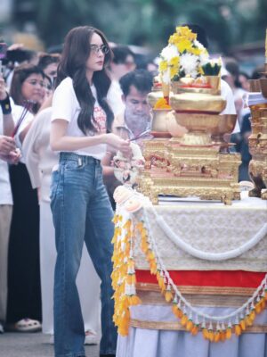 Charlotte Austin Instagram - บวงสรวงซีรีส์ “ Unlimited Love บริษัทนี้ไม่มีจำกัด” ขอให้ทุกคนสนุกและหัวเราะมีความสุขไปกับซิทคอมของทาง @mgibeyond และ ขอขอบคุณ @tvthunderofficial ที่เป็นผู้ผลิตชิ้นงานนี้ขึ้นมาเพื่อมอบความสุขให้กับทุกคน 🤍

ขอบคุณบอสณวัตน์ @nawat.tv ที่สร้างโปรเจคนี้ขึ้นมาเพื่อให้พวกเราได้รวมตัวกันสร้างผลงานดีดีให้กับผู้ชม

ออนวันแรก 11 ตุลาคม ทุกวันเสาร์ เวลา20:00 
และสามารถดูเวอร์ชั่นอันคัดได้ที่ onegrand.vip เวลา 22:00