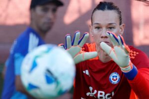 Christiane Endler Instagram - Semana de reencuentros, de emociones y de trabajo. 💪🏽 
Te quiero mi Chile ♥️ @adidascl #laroja #ligadenaciones #brasil2027