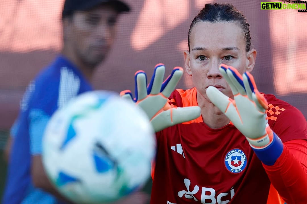 Christiane Endler - 9.5K Likes - Semana de reencuentros, de emociones y de trabajo. 💪🏽 
Te quiero mi Chile ♥️ @adidascl #laroja #ligadenaciones #brasil2027