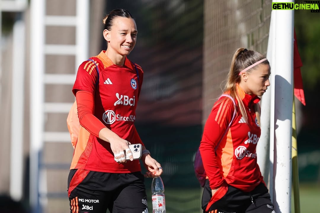 Christiane Endler - 9.5K Likes - Semana de reencuentros, de emociones y de trabajo. 💪🏽 
Te quiero mi Chile ♥️ @adidascl #laroja #ligadenaciones #brasil2027