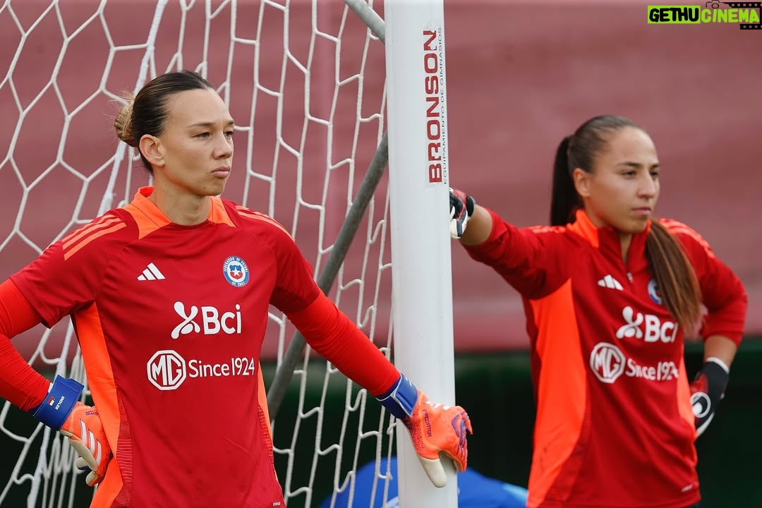Christiane Endler - 9.5K Likes - Semana de reencuentros, de emociones y de trabajo. 💪🏽 
Te quiero mi Chile ♥️ @adidascl #laroja #ligadenaciones #brasil2027