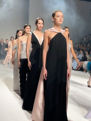 Cindy Sirinya Bishop Instagram - My my my! Babygirl walking for @patinya_official  Congratulations on a beautiful collection @kyopatinya 👏🏻👏🏻👏🏻 ขอบคุณที่ให้โอกาสน้อง มาเดินให้นะคะ 🥰 ถึงเวลาสองคนพ่อแม่ต้องมานั่งดูลูกเดินแล้วใช่ไหมเนี่ย 😉 

Photo credit: @jeepzmk2 
#frontrow #patinyabkk #bifw2025