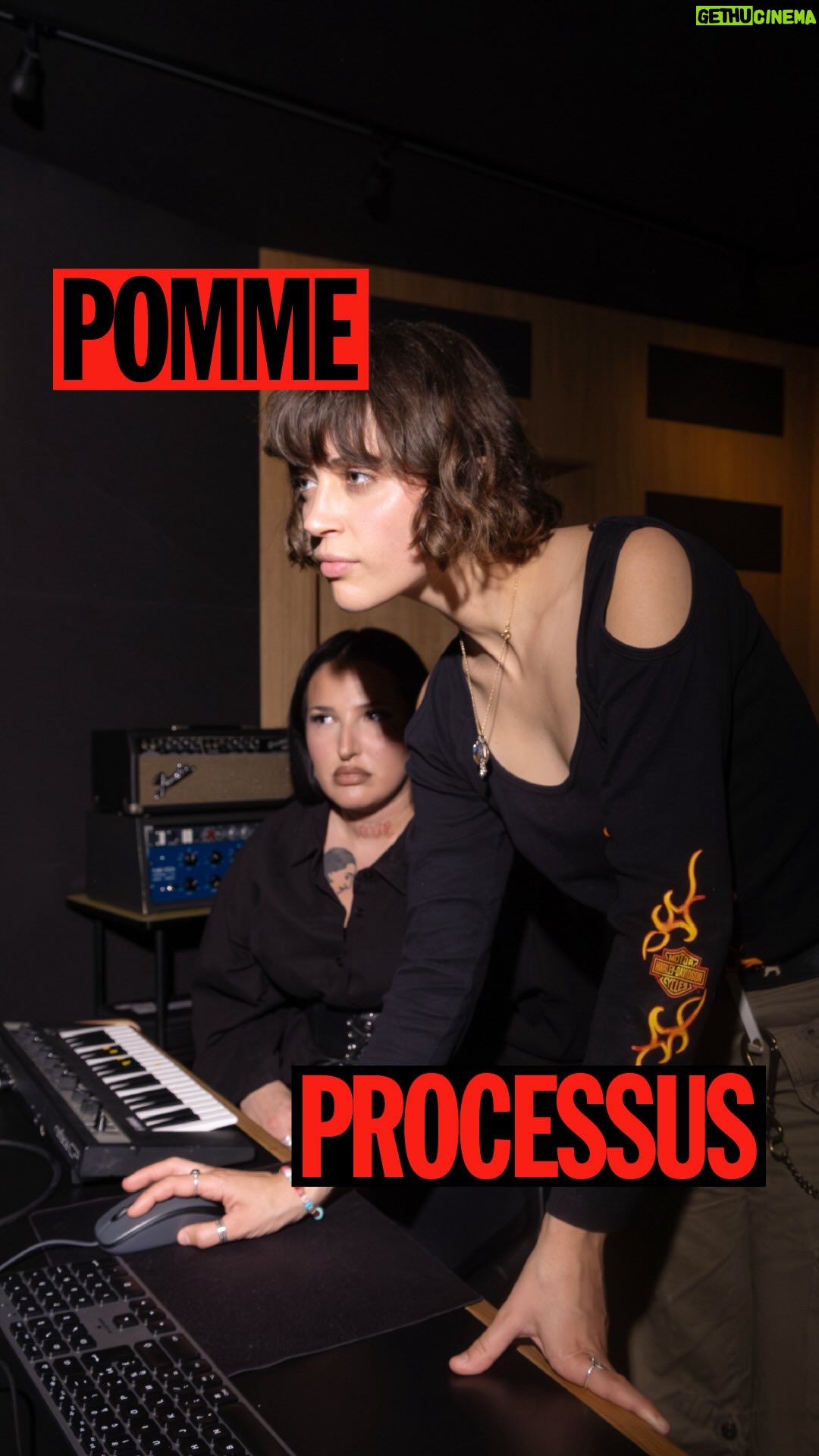 Claire Pommet - 92.4K Likes - Participer à la B.O. d’Arcane, un vrai game changer pour Pomme et Stromae.
Dans Processus, elle nous raconte la folle aventure derrière l’immense succès de « Ma Meilleure Ennemie ».

À retrouver en intégralité sur notre chaîne YouTube.

Le morceau « des excuses » de Pomme est toujours disponible sur toutes les plateformes.

Merci à @artistic_palace_paris pour l’accueil dans leur studio.