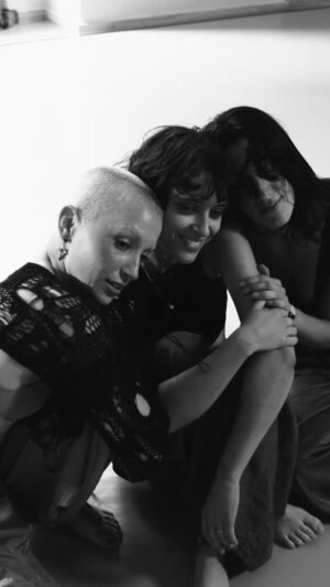 Claire Pommet Instagram - c’est pas la première fois que je pleure en pensant à toi
mais c’est la première fois que je danse devant une caméra 🫠 
2025 j’arrête d’avoir peur de mon corps 
grâce à mes queens @elle.brielle @fannieco 
et vous qu’est ce que vous voulez faire pour la première fois cette année….