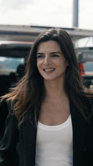 Clara Lago Instagram - La abogada y el delincuente están de vuelta por la ría. Ya ha empezado el rodaje de la segunda temporada de #Clanes