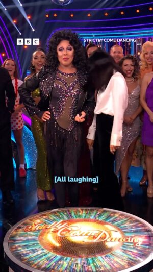 Claudia Winkleman Instagram - Not La Voix pitching for werk, live on national TV 💅⁣
⁣
#Strictly #LaVoix #ClaudiaWinkleman ⁣
⁣
Dazzling routines, sparkling sets and the glitziest of costumes - our celebrities take to the dance floor to compete for the Strictly glitterball!