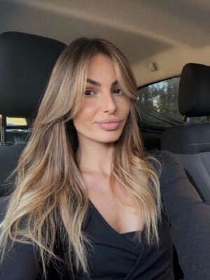 Cloé Cooper Instagram - New hair , don’t care ✨

Hair : @jeremysamatcoiffure 
Browlift : @institut_delibes