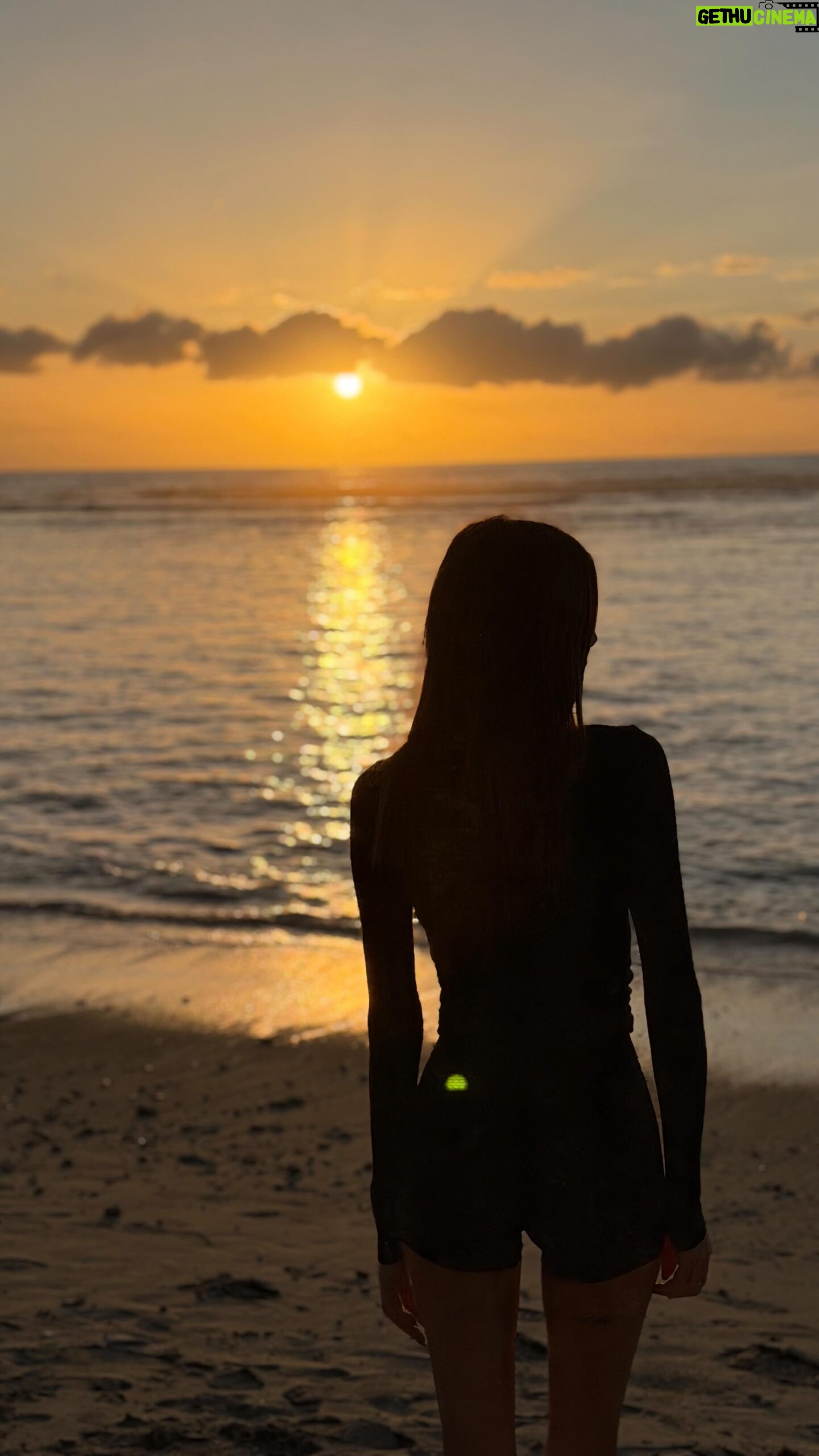 Cloé Cooper - 10.5K Likes - Et vous plutôt Sunset ou Sunrise ? 🌅