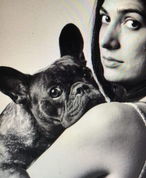 Connie Ballarini Instagram - Por siempre en mi corazón  India de mi vida 
💔💔💔💔💔
Quiero recordarte así riendo a carcajadas juntas pero hoy tengo el corazón destrozado…. sin entender, sin poder procesar todo esto tan repentino.  Por momentos siento q me voy a despertar de esta pesadilla y vas a estar ahí en mis pies acurrucada y roncando.  Hoy me desperté y no estabas y el vacío es enorme … Que falta me haces, que rara la vida sin vos, sin presentes pero con recuerdos hermosos q ahora me hacen llorar a lágrimas pero q dsp deseo de corazón q se vuelvan hermosos y llenos de amor y sonrisas.. porque eso es lo q me diste todos estos años.  Amor, un amor que no conocía y que fue el más hermoso que viví en la vida. 
Llegaste a mi vida cuando menos lo esperaba pero le diste sentido a todo… llegaste y me separé a los meses y fuiste mi compañera… luego ayer hablábamos con Fede que podríamos decir q por vos vino a vivir a casa ( para no dejarte solita tanto tiempo ) y así formamos una familia … si, vos lo hiciste… dsp como siempre con tu carisma y ese ángel hermoso que enamorabas a todos podríamos decir que enamoraste a Fede y hasta admito (y me la banco) q quieras más a Fede q a mi jajaja… yo decía ahí viene tu novio xq llegaba él y no había nada más en tu mundo… pero te amo tanto que no me importa nada y amaba que lo amarás más el… tal vez xq era tu CHEFF personal entre otras cosas!? Puede ser, y lo entiendo hijita … como no entenderte la comida rica nos puede como todas taurinas
)Hoy sería tu cumpleaños… quedaron los bonetes del cumple de Troyi ahí para tu festejo 🥹 q no será acá pero ojalá estés robándole la comida a todos los perritos en el cielo, agarrando pelotitas y tirándote los peditos más hermosos del universo. Que el cielo se llene de peditos tuyos. 
No pasó ni un día y esto se pone difícil mi amor….
Lo q te extrañamos, lo q te necesito…. Llegaste de manera sorpresiva y te fuiste igual xq nunca imaginé que iba a ser así tan rápido, de repente xq para mí estabas bien, viejita pero te la re bancabas … perdón mi amor si cometí algún error, no quise dejarte solita en la internacion… sabes q quería meterme en la jaulita con vos si era posible. 
…( sigue abajo )
