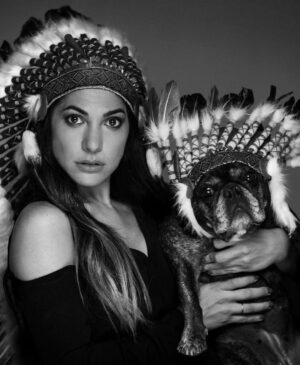 Connie Ballarini Instagram - Por siempre en mi corazón  India de mi vida 
💔💔💔💔💔
Quiero recordarte así riendo a carcajadas juntas pero hoy tengo el corazón destrozado…. sin entender, sin poder procesar todo esto tan repentino.  Por momentos siento q me voy a despertar de esta pesadilla y vas a estar ahí en mis pies acurrucada y roncando.  Hoy me desperté y no estabas y el vacío es enorme … Que falta me haces, que rara la vida sin vos, sin presentes pero con recuerdos hermosos q ahora me hacen llorar a lágrimas pero q dsp deseo de corazón q se vuelvan hermosos y llenos de amor y sonrisas.. porque eso es lo q me diste todos estos años.  Amor, un amor que no conocía y que fue el más hermoso que viví en la vida. 
Llegaste a mi vida cuando menos lo esperaba pero le diste sentido a todo… llegaste y me separé a los meses y fuiste mi compañera… luego ayer hablábamos con Fede que podríamos decir q por vos vino a vivir a casa ( para no dejarte solita tanto tiempo ) y así formamos una familia … si, vos lo hiciste… dsp como siempre con tu carisma y ese ángel hermoso que enamorabas a todos podríamos decir que enamoraste a Fede y hasta admito (y me la banco) q quieras más a Fede q a mi jajaja… yo decía ahí viene tu novio xq llegaba él y no había nada más en tu mundo… pero te amo tanto que no me importa nada y amaba que lo amarás más el… tal vez xq era tu CHEFF personal entre otras cosas!? Puede ser, y lo entiendo hijita … como no entenderte la comida rica nos puede como todas taurinas
)Hoy sería tu cumpleaños… quedaron los bonetes del cumple de Troyi ahí para tu festejo 🥹 q no será acá pero ojalá estés robándole la comida a todos los perritos en el cielo, agarrando pelotitas y tirándote los peditos más hermosos del universo. Que el cielo se llene de peditos tuyos. 
No pasó ni un día y esto se pone difícil mi amor….
Lo q te extrañamos, lo q te necesito…. Llegaste de manera sorpresiva y te fuiste igual xq nunca imaginé que iba a ser así tan rápido, de repente xq para mí estabas bien, viejita pero te la re bancabas … perdón mi amor si cometí algún error, no quise dejarte solita en la internacion… sabes q quería meterme en la jaulita con vos si era posible. 
…( sigue abajo )